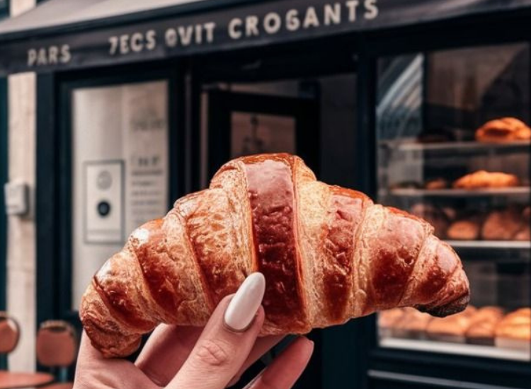 Croissant Pháp chuẩn vị bơ vàng giòn tại tiệm bánh Paris Bánh sừng bò Croissant Pháp truyền thống với lớp vỏ vàng giòn và ruột mềm xốp tại Paris